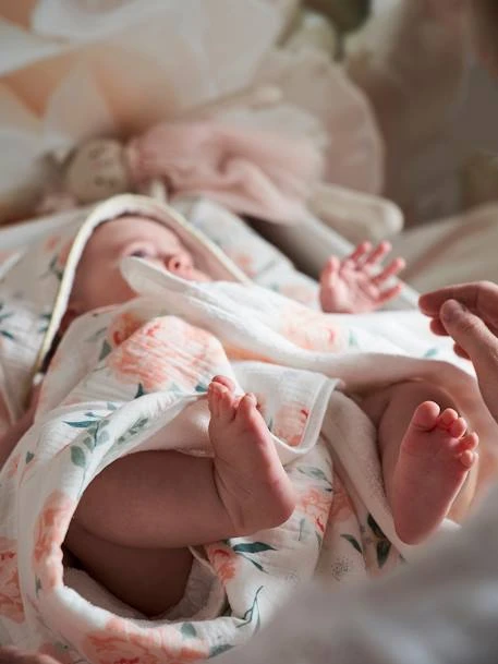 Cape De Bain Personnalisable Gaze De Coton EAU DE ROSE écru / Rose - Vertbaudet 2 Cape De Bain Personnalisable Gaze De Coton EAU DE ROSE écru / Rose - Vertbaudet – Image 2