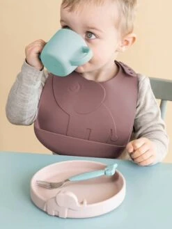 Lot De 2 Bavoirs Avec Récupérateur DONE BY DEER Peekaboo Eléphant En Silicone Vert Clair + Vert Foncé - Done By Deer -Vertbaudet Soldes Magasin lot de 2 bavoirs avec recuperateur done by deer peekaboo elephant en silicone 3