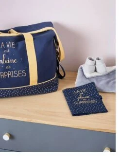 Protège-carnet De Santé La Vie Est Pleine De Surprises Marine Grisé - Vertbaudet -Vertbaudet Soldes Magasin protege carnet de sante la vie est pleine de surprises 3